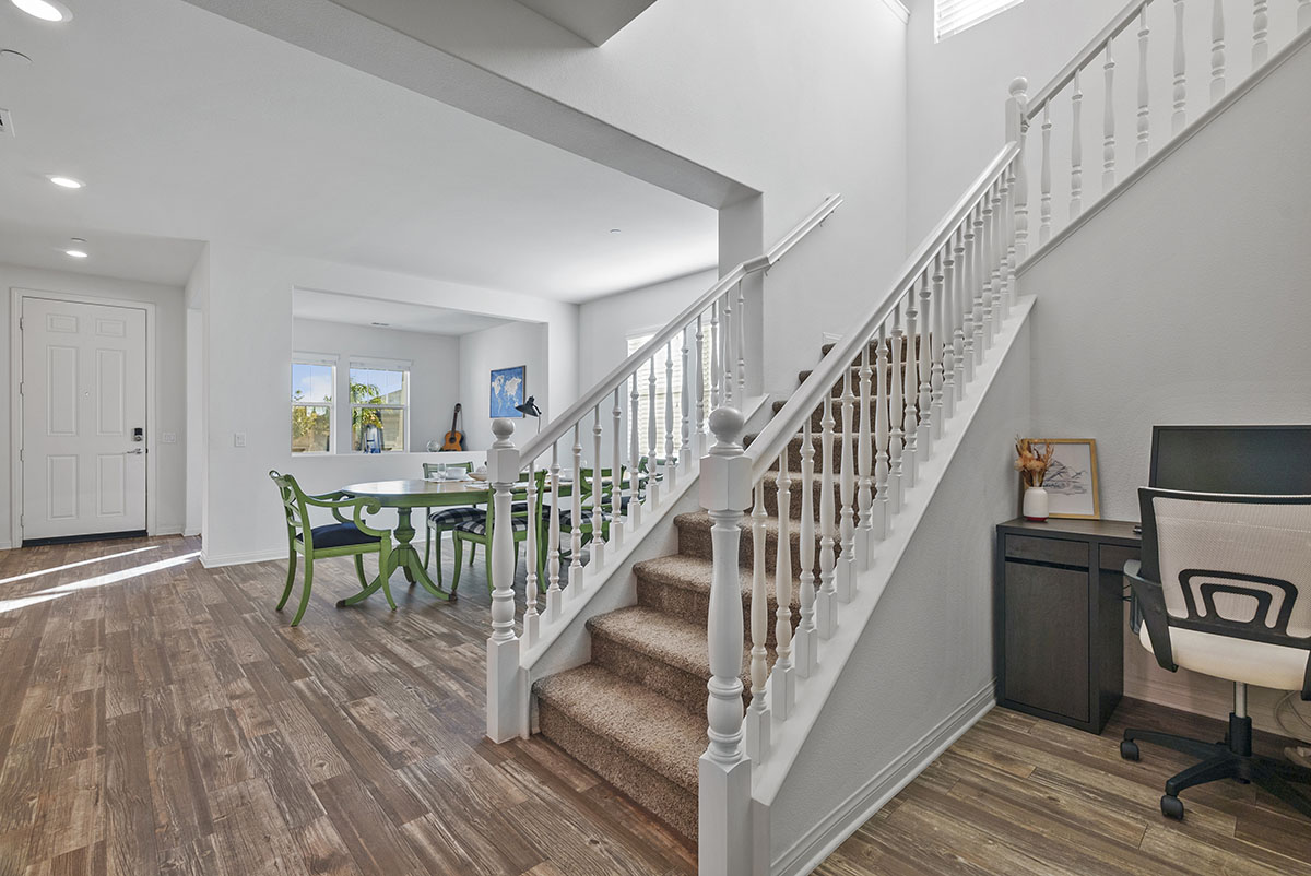 19537 Griffith Dr Staircase